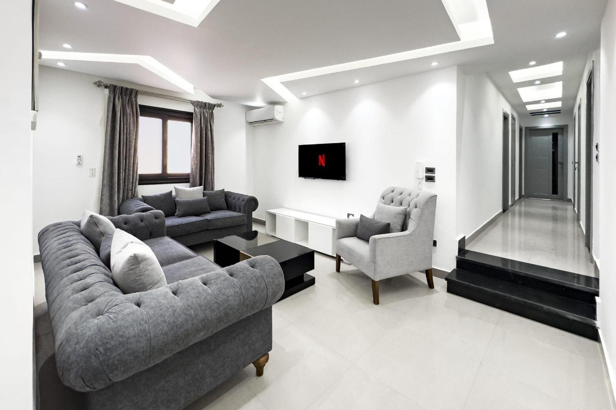 The Bold & Bright 3bdr 15 Min To Airport Apartment